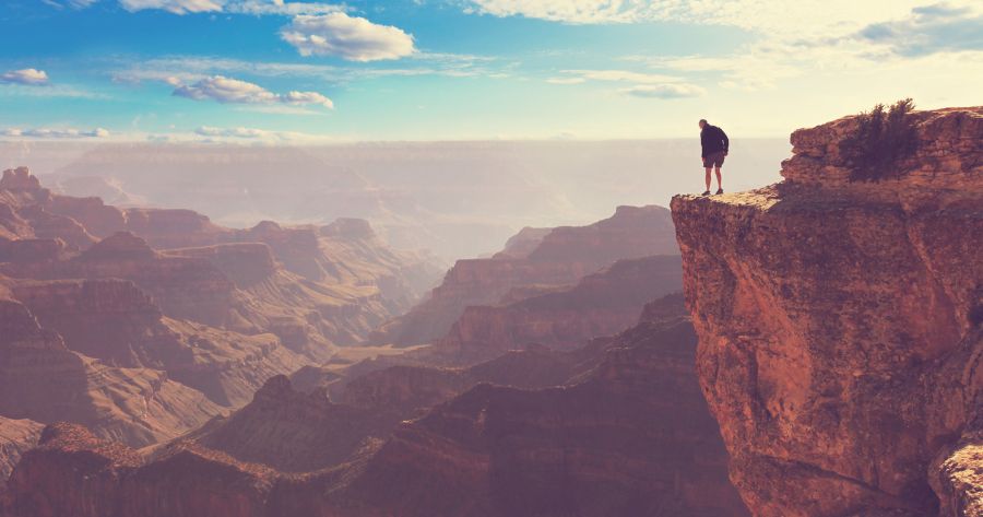 uomo davanti a canyon aforismi sul coraggio